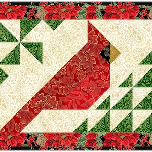 Op de afbeelding: Een rechthoekig quiltblok met een centrale rode kardinaalvogel van bloemenstof. De achtergrond is crème met een paisley-patroon, geaccentueerd door groene en crème geometrische vormen. Een rand van rode kerststerren en dennennaalden omlijst het geheel.