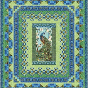 Puede incluir: Una colcha verde y azul con un diseño de pavo real en el centro. La colcha está hecha de cuadrados y triángulos, y el pavo real está rodeado de un patrón floral.