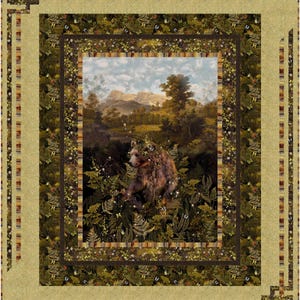 Op de afbeelding: Een bruine beer staat in een weelderig groen bos met een bergketen op de achtergrond. De beer is omringd door varens en ander gebladerte. De afbeelding is omlijst met een bruine en groene rand.