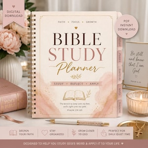 Może przedstawiać: Spiralny planer do studiowania Biblii z kremową okładką z różowymi akcentami akwarelowymi, złotym tekstem i tytułem "BIBLE STUDY Planner". Okładka zawiera tekst "FAITH • FOCUS • GROWTH", "STUDY • REFLECT • APPLY" oraz "Thy word is a lamp unto my feet, and a light unto my path. PSALM 119:105".