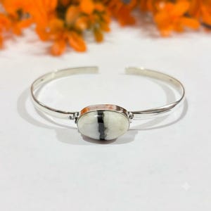 Armreif mit schwarzem und weißem Stein, silbernes Armband, ovaler Statement-Schmuck
