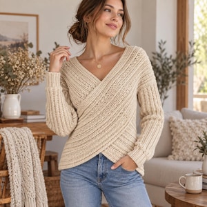 Puede incluir: Un suéter beige de manga larga con cuello en V y un diseño frontal cruzado con textura de punto acanalado. El suéter se combina con pantalones vaqueros azules, creando un estilo casual con un detalle de corpiño superpuesto.