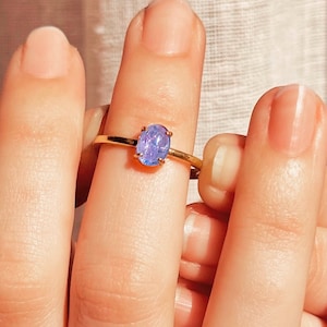 Dainty Prong Set Tanzanite Cabochon Ring・Oval Purple Gemstone Ring・Stackable Solitaire Oval Ring・Lavender Gemstone Birthday Gift for Her