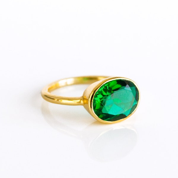 Anillo de cuarzo esmeralda verde ovalado, anillo de piedra de nacimiento de mayo apilable, anillo con bisel de piedras preciosas en oro vermeil o plata de ley, regalo para ella