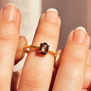 Black Star Sapphire Cabochon Ring・Prong Oval Gemstone Ring・Stackable Solitaire Oval Ring・Star Gemstone Birthday Gift for Her・Celestial Ring