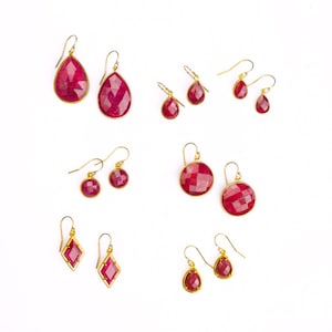 Orecchini con pietra portafortuna di luglio, orecchini con rubino, regali per damigelle d'onore per lei, regalo di compleanno di luglio, orecchini bordeaux oro o argento regalo estivo rosso scuro