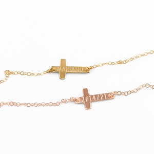 Collier croix gravée, croix latérale, collier croix en or personnalisé, collier de nom Premier cadeau de communion Bijoux religieux Cadeau de baptême