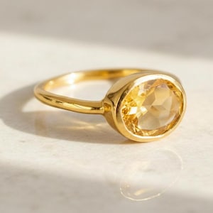 Bague citrine • Bague avec pierre de naissance de novembre, bague topaze jaune, bijoux délicats en citrine, bague avec pierres précieuses empilables, cadeau en or rose ou en argent pour elle