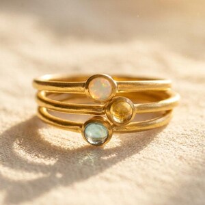 Geboortesteenring kleine cabochon, sierlijke stapelring edelsteen, gepersonaliseerde moederring, verjaardagscadeau voor haar, sterlingzilver of goud [MNB]