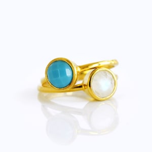 Ensemble de bague empilable pierre de lune et turquoise, pierre de lune arc-en-ciel en or ou en argent et petite paire danneaux empilables ronds turquoise bleu, deux anneaux image 1