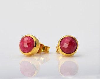 Kleine geverfde robijnrode oorknopjes - geboortesteen juli - kleine oorknopjes - robijnrode oorbellen - robijnrode sieraden - kleine geboortesteenoorbellen