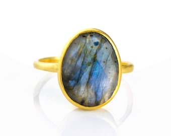 Teardrop Labradorite ring, Oval ring, bezel set ring, statement ring, gold ring, gemstone ring, stackable ring, blue labradorite jewelry