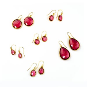Orecchini con pietra portafortuna di luglio, orecchini con rubino, regali per damigelle d'onore per lei, regalo di compleanno di luglio, orecchini bordeaux oro o argento regalo estivo rosso scuro