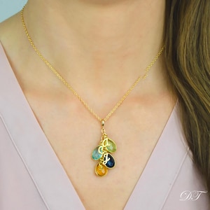 Collar personalizado en cascada para madres con iniciales en letra cursiva • Collar con colgante de piedra natal personalizado • Regalo de Navidad con árbol genealógico para mamá
