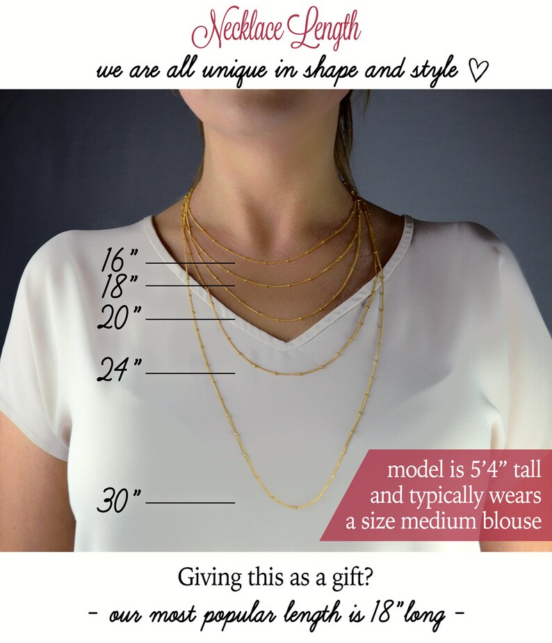 K&ouml;nnte beinhalten: Ein Model tr&auml;gt ein wei&szlig;es Hemd mit einer goldenen Halskette. Die Halskette wird in verschiedenen L&auml;ngen von 40,6 cm bis 76,2 cm gezeigt. Der Text "Necklace Length" befindet sich oben im Bild. Der Text "we are all unique in shape and style" befindet sich unter dem Titel. Der Text "model is 5'4" tall and typically wears a size medium blouse" befindet sich in der unteren rechten Ecke des Bildes. Der Text "Giving this as a gift? our most popular length is 18" long -" befindet sich unten im Bild.