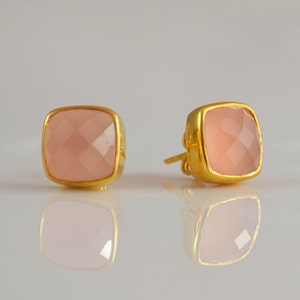 Orecchini a bottone quadrati in calcedonio rosa, regalo per fidanzata, regalo per moglie e sorella, gioielli da sposa, regalo per donna con pietra portafortuna di ottobre