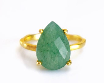 Anillo de aventurina verde, anillo con piedra de nacimiento, anillo con piedras preciosas, anillo apilable, anillo de oro, anillo con engaste de garra, anillo con forma de lágrima, anillo llamativo de aventurina.