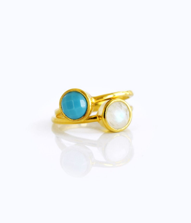 Ensemble de bague empilable pierre de lune et turquoise, pierre de lune arc-en-ciel en or ou en argent et petite paire danneaux empilables ronds turquoise bleu, deux anneaux image 1