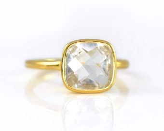 Bague en quartz clair, bague en or vermeil, bague coussin, bague carrée, bague empilable en pierre de naissance, bague de pierre de naissance d’avril, cadeaux en pierre de naissance pour elle