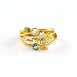 Anillo apilable con inicial de hoja estampada y piedra de nacimiento diminuta • Crea tu propio juego de anillos apilables • Plata 925, oro vermeil • Regalo para ella [MNB]
