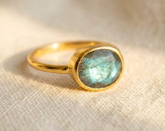 Anillo ovalado de labradorita • Anillo con engaste de oro y gema, anillo con brillo, anillo llamativo, joyería bohemia de labradorita, anillo apilable, regalo para ella