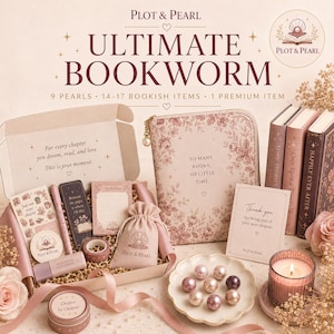 Könnte beinhalten: Ein Plot & Pearl Ultimate Bookworm Geschenkset mit einer Buchhülle mit Blumenmuster, einem kleinen Beutel mit Kordelzug, einer Kerze, einer Dose, einem Stift, Haftnotizen, einem Lesezeichen und neun Perlen auf einer gewellten Schale, dazu drei Bücher.