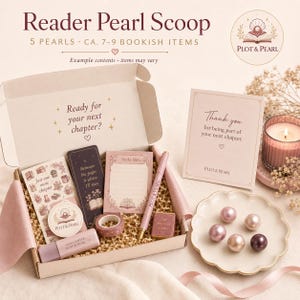 Könnte beinhalten: Eine Abo-Box mit dem Titel Reader Pearl Scoop, die buchbezogene Schreibwaren, einen Stift, einen Textmarker und ein Lesezeichen enthält. Neben der offenen Box steht eine gewellte weiße Schale mit fünf kleinen Perlen und einer Dankeskarte.