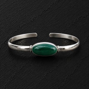 Armband med malakit i 925 sterlingsilver, handgjort öppet armband med grön ädelsten, justerbart sydvästligt bohemiskt smycke, present till henne