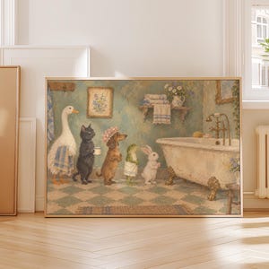 以下が含まれることがあります： 額装されたウォールアートプリント。ガチョウ、黒猫、シャワーキャップをかぶったダックスフント、カエル、ウサギが、緑の壁と市松模様の床のバスルームで、猫足のバスタブの順番を待っている様子が描かれています。