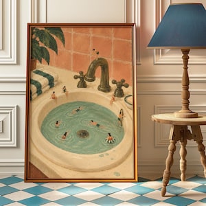 Op de afbeelding: Een ingelijste muurkunstprint met een wastafel gevuld met water waarin kleine figuren zwemmen en ontspannen. De scène bevat een donkergroene kraan, perzikkleurige betegelde muren, een gestreepte handdoek en een plant in de hoek.