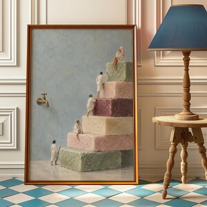 Può includere: Una stampa d'arte incorniciata che raffigura una scena surreale in cui figure in miniatura con accappatoi bianchi salgono una scala fatta di blocchi di sapone impilati, testurizzati e multicolori. Un rubinetto in ottone è sulla parete azzurra.