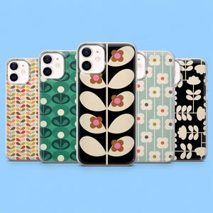 Op de afbeelding: Vijf smartphonehoesjes op een rij, elk met een eigen botanisch patroon. De ontwerpen bevatten verticale stengels met kleurrijke bladeren en gestileerde bloemen in tinten groen, zwart, crème, roze en oranje, allemaal met uitsparingen voor de dubbele camera.