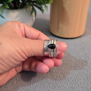 Anello girevole fatto a mano in onice nera, argento sterling 925, fascia larga, gioiello antistress a più fasce inciso.