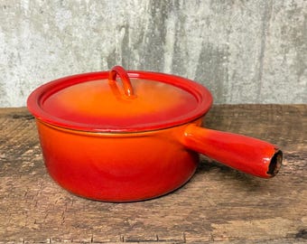 Cacerola de hierro fundido esmaltado Descoware, llama rojo anaranjada, fabricada en Bélgica.