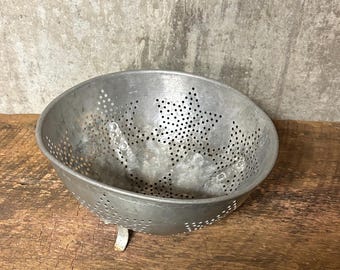 Colador de aluminio vintage con forma de estrella, colador abollado de estilo retro para decoración de cocina.