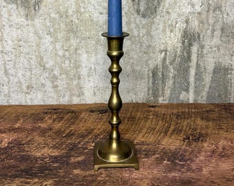 Candelabro de columna antiguo de latón fundido, 19 cm de altura.
