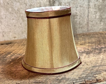 Un piccolo paralume in tessuto dorato con cordoncino bordeaux, paralume piccolo per lampada da tavolo, paralume per applique da parete
