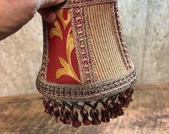 Un piccolo paralume in tessuto stile boho bordeaux e oro con frange e cordoncino, paralume piccolo per lampada da tavolo, paralume per applique da parete