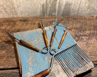 Utensilios color caramelo, cortador de pasteles de baquelita, pinzas de baquelita, tenedor de carne de baquelita, estilo Mad Men, utensilios de cocina de mediados de los 60.