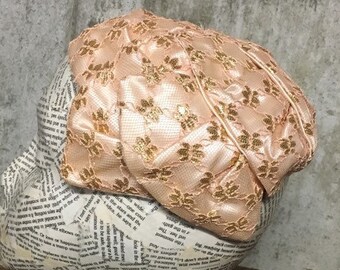 Roze satijnen halve hoed, gouden gaas, vintage cocktailparty jaren 60