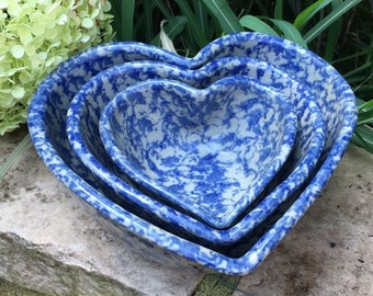 Cuencos apilables en forma de corazón, cerámica esmaltada con esponja azul, cocina rústica