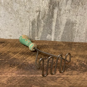 Potato Masher, Green Chippy Handle, Metal Masher, Retro Kitchen Tool, Cooking Tool, Farmhouse Kitchen, Country Kitchen, Food Masher