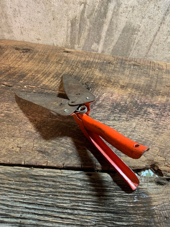 Rusty Garden Shears, Rustic Shears, Old Grass Clippers, Vintage