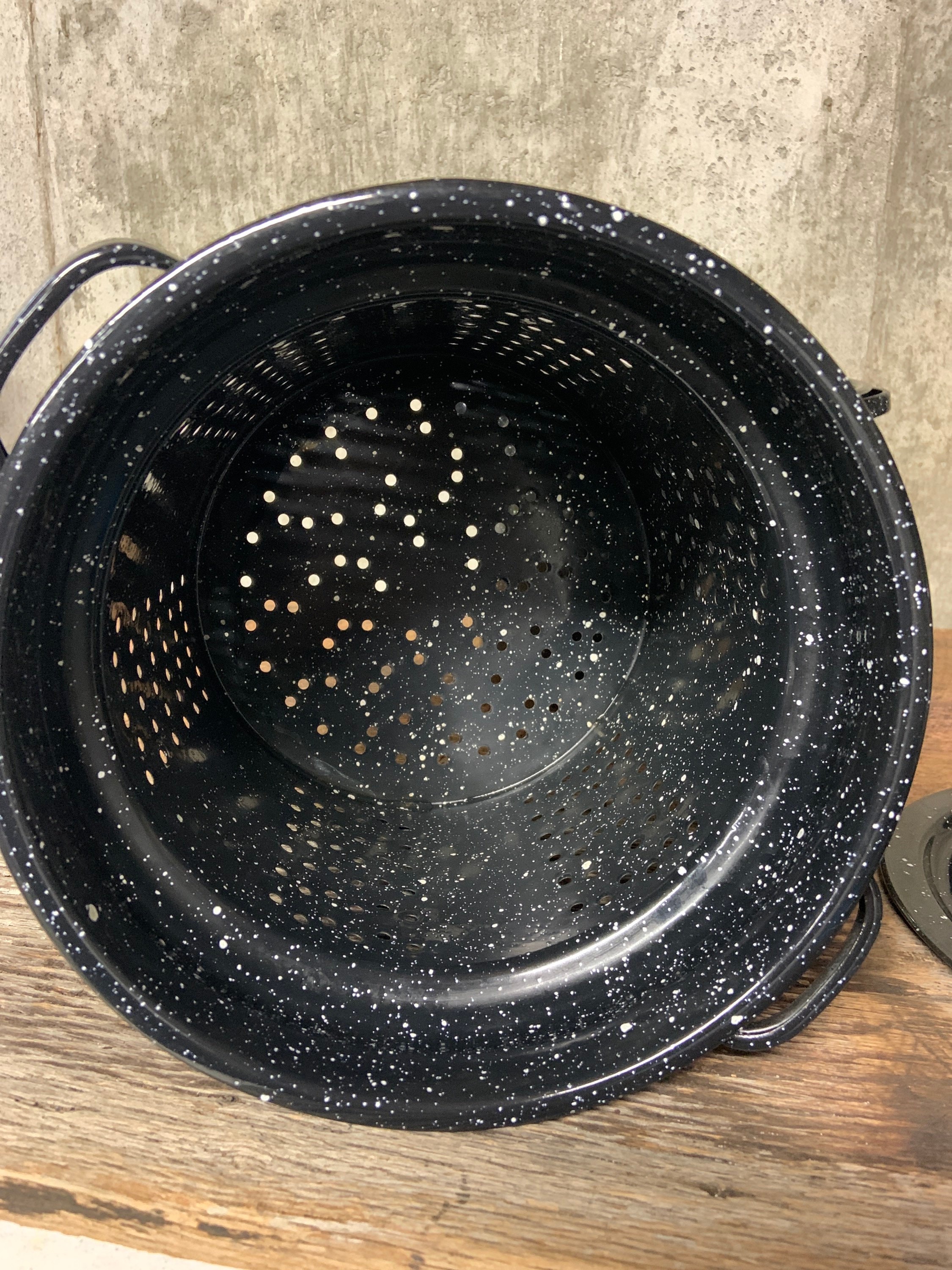 Ensemble de vaisselle en émail noir avec assiettes, bol et tasse pour