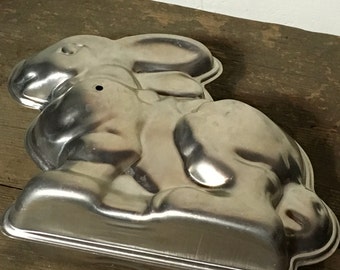 Rabbit Cake Pan, Tin Cake Mold, Vintage Easter Pan, Bunny Cake, Retro Cake Pan, Baking Pan, Easter Decoration, Rabbit Pan, Aluminum Cake Pan