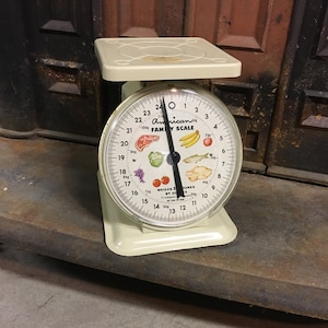 Amerikanische Familienwaage, Küchenwaage, Retro Waage, Lebensmittelwaage, Gewicht messen, Mid Century Küche, Küchen Messwerkzeug, weiße Waage