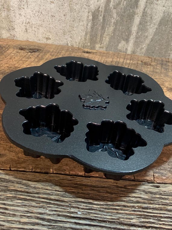 Nordic Ware Maple Leaf Muffin Pan 6カップ Nordic Ware Maple Leaf Muffin Pan, Nonstick Cast Aluminum, 6 Molds