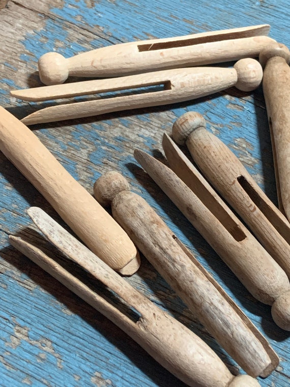 Mollette Da Bucato Di Legno Su Una Corda Fotografia Stock - Immagine di