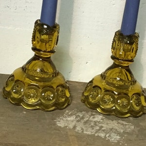 Bernstein Kerzenhalter, Vintage Bernstein Glas, Bernsteinglas, Retro-Dekor, Mid Century Glas, gepresstes Glas, Mandle Dekor, Esszimmer Dekor