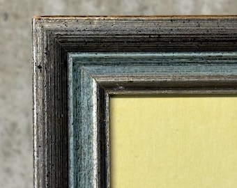 Marco de fotos de peltre envejecido y madera pintada de verde, con detalles tallados, ideal para decorar una pared de mesa.